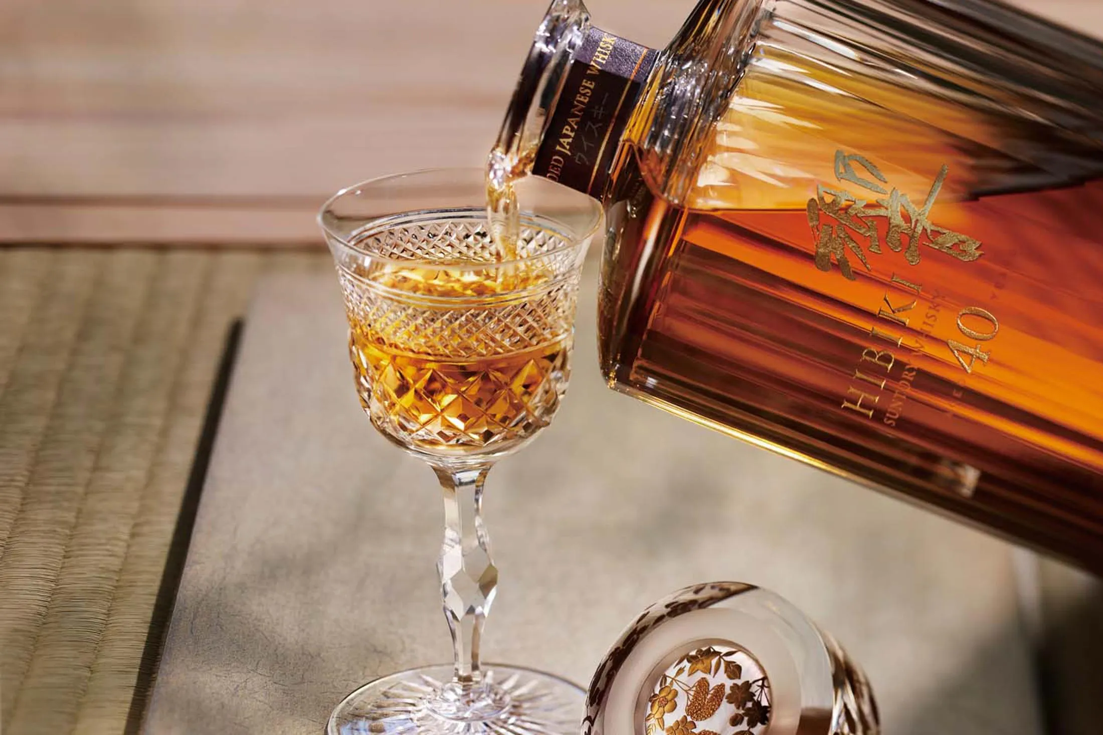 Tasting notes màu rượu Hibiki 40 years old - Hibiki Blended Whisky ruounhatban.com by Kim's