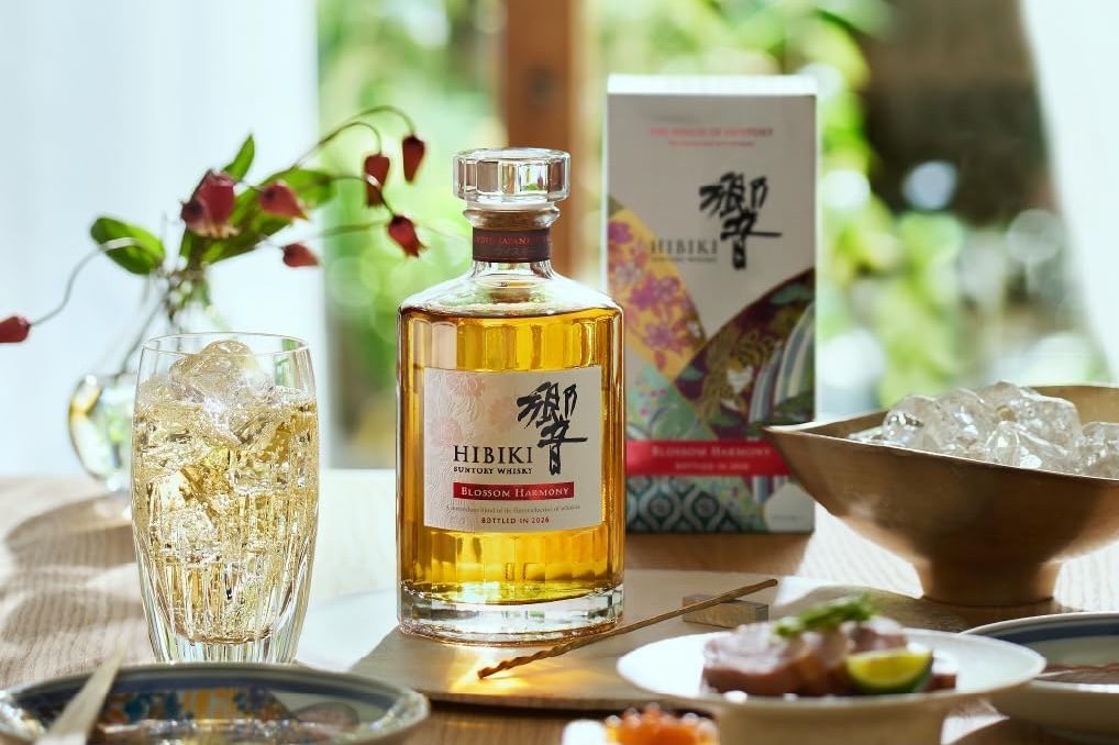 Điểm đặc biệt của Hibiki Blossom Harmony 2026 nằm ở thành phần Sakura Cask Finished Grain Whisky, tạo nên hương hoa anh đào và trái cây trắng tinh tế.