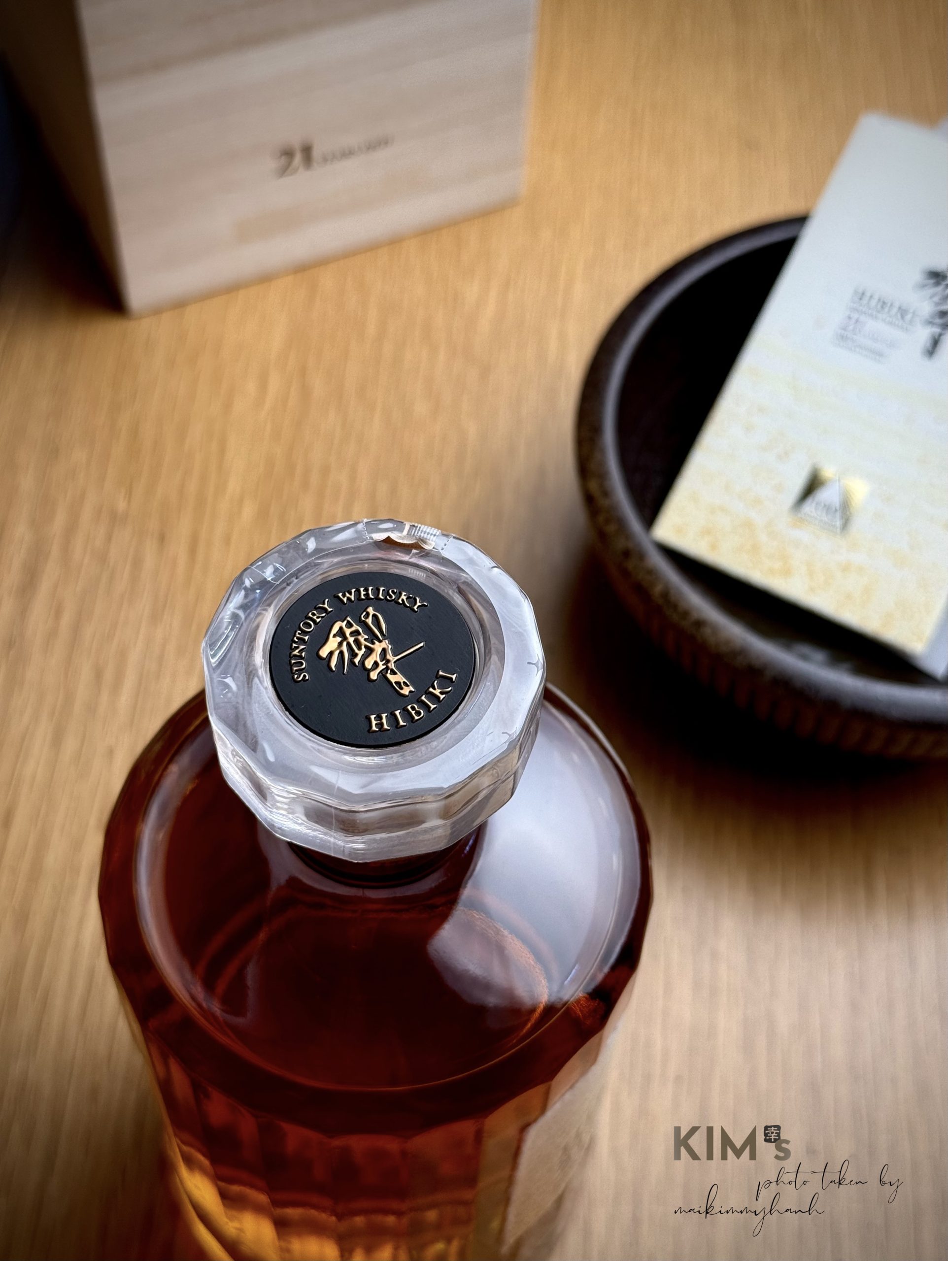 Hướng dẫn thưởng thức rượu whisky Hibiki 21 100th Anniversary nguyên chất hoặc với đá tròn