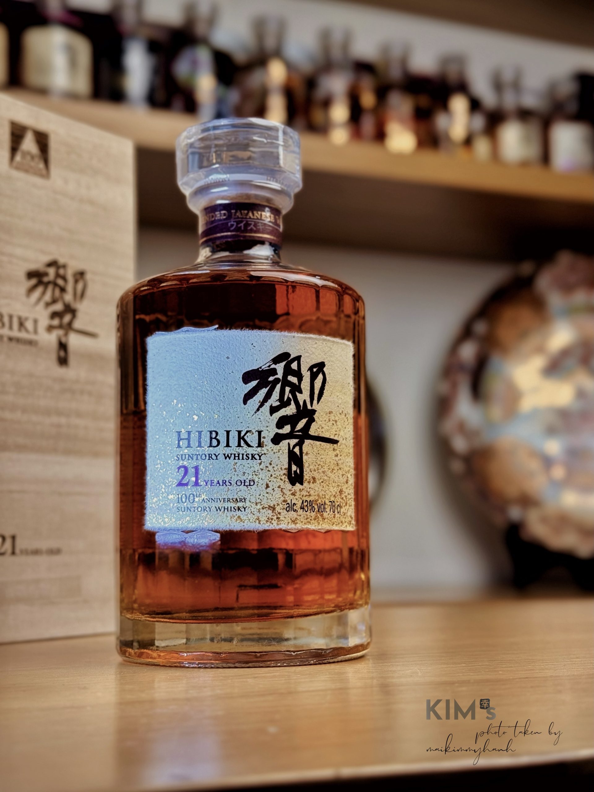 Thiết kế hộp và nhãn chai rượu Hibiki 21 Years Old 100th Anniversary tinh xảo.